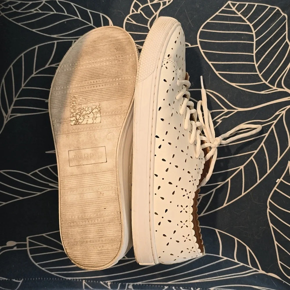 Torrid White Faux Leather Laser Cutout Sneakers Size 11 Wide - Picture 4 of 9